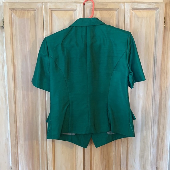 Kelly green suit short sleeve. Embroidery on front, fitted top. - Picture 3 of 6